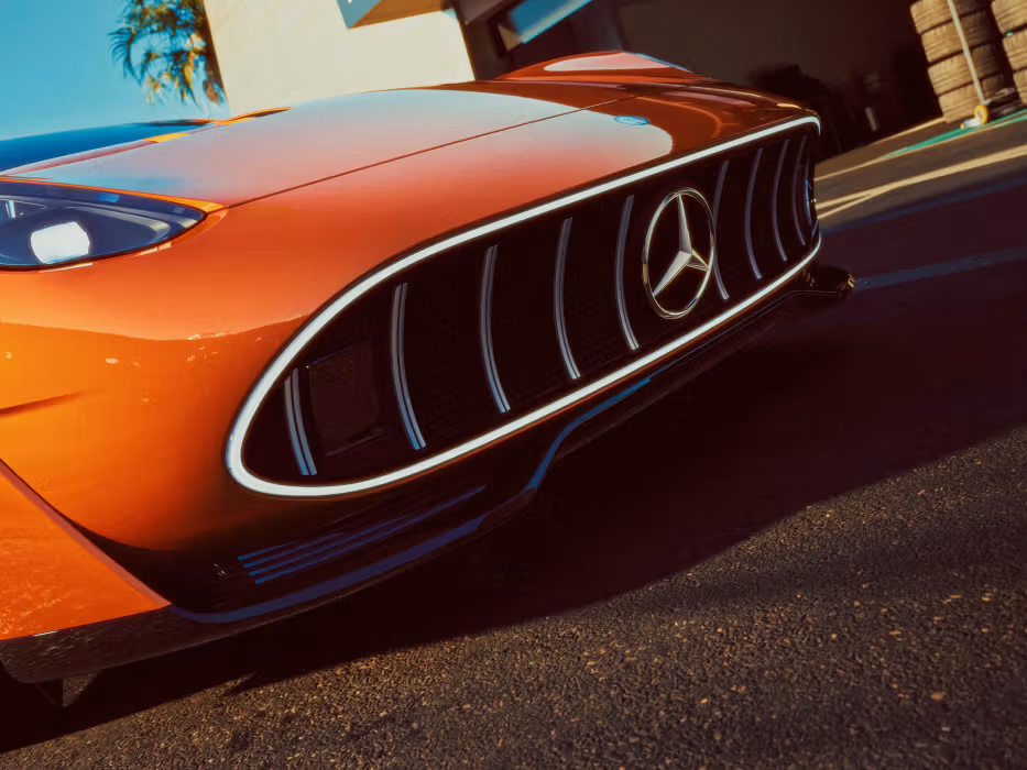 Nahaufnahme des Kühlergrills mit Mercedes-Benz Stern