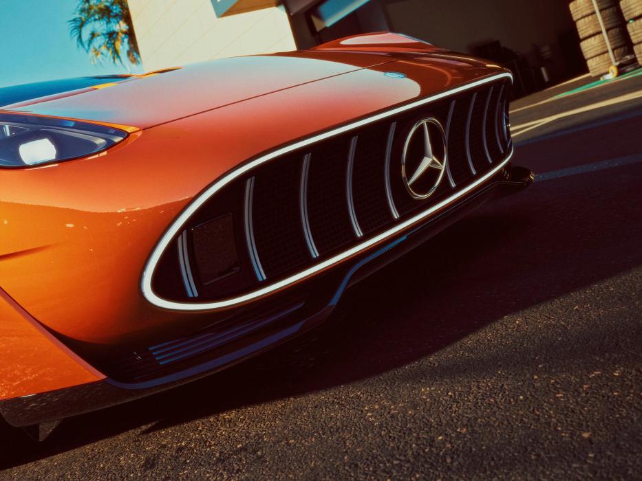 Close-up of the radiator grille with Mercedes-Benz star