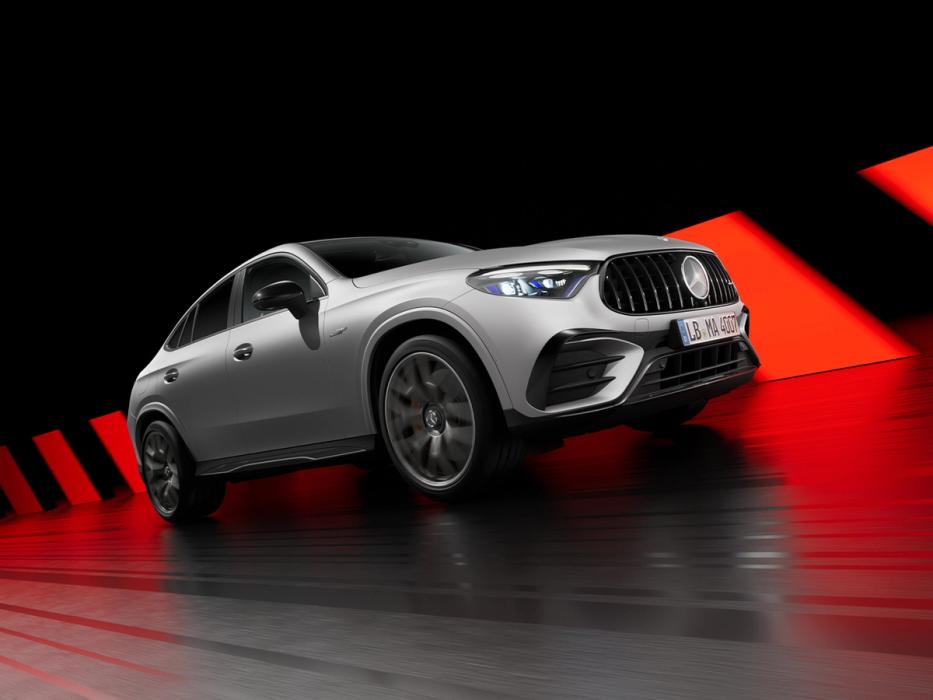 Mercedes-AMG GLC Coupe 63 S E seitlich im Showroom