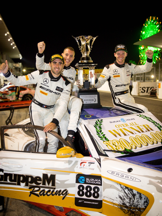 Drei Fahrer sitzen auf ihrem GT Fahrzeug und jubeln