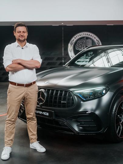Produktmanager vor dem Mercedes-AMG GLC 63 S E PERFORMANCE SUV