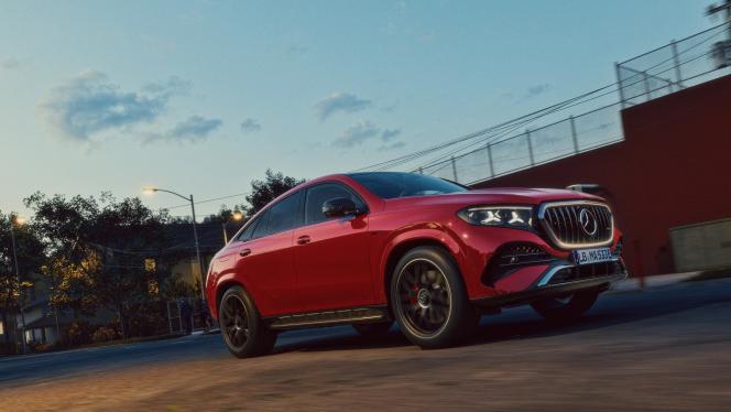 Der Mercedes-AMG GLE 53 Hybrid Coupé im urbanen setting