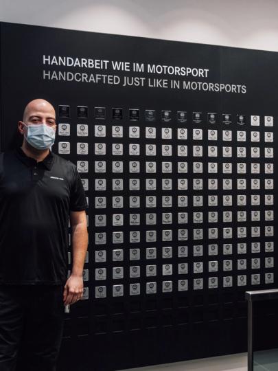 Black Series Mitarbeiter vor den schwarzen Plaketten