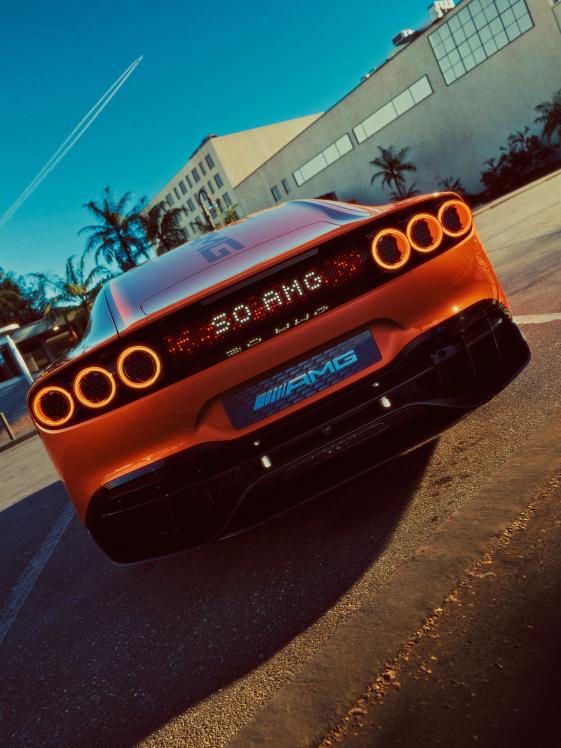 Heckansicht des CONCEPT AMG GT XX mit Fokus auf das MBUX Fluid Light Panel