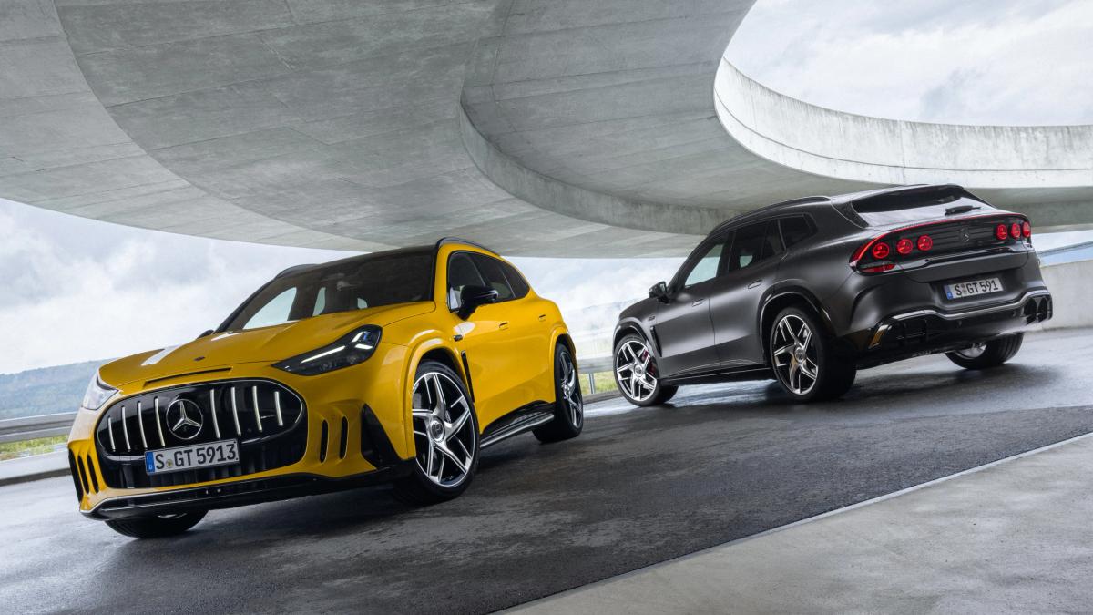 Der Mercedes-AMG GT 55 und 63 SUV parken unter einer Highway-Auffahrt