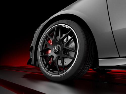 Nahaufnahme der Reifen des Mercedes-AMG CLA 45 S Shooting Brake.