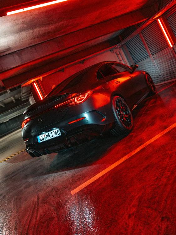Die Mercedes-AMG CLA 45 4MATIC+ Limousine in einer rot beleuchteten Tiefgarage