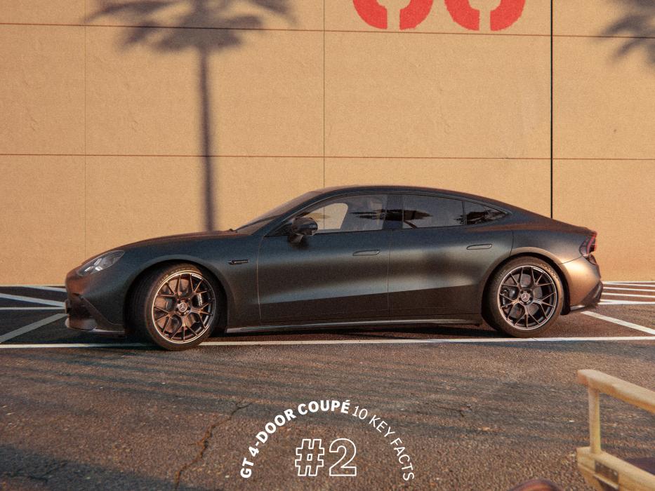 Ein Mercedes-AMG GT 4-Türer Coupé auf einem Parkplatz vor einer taupefarbenen Wand